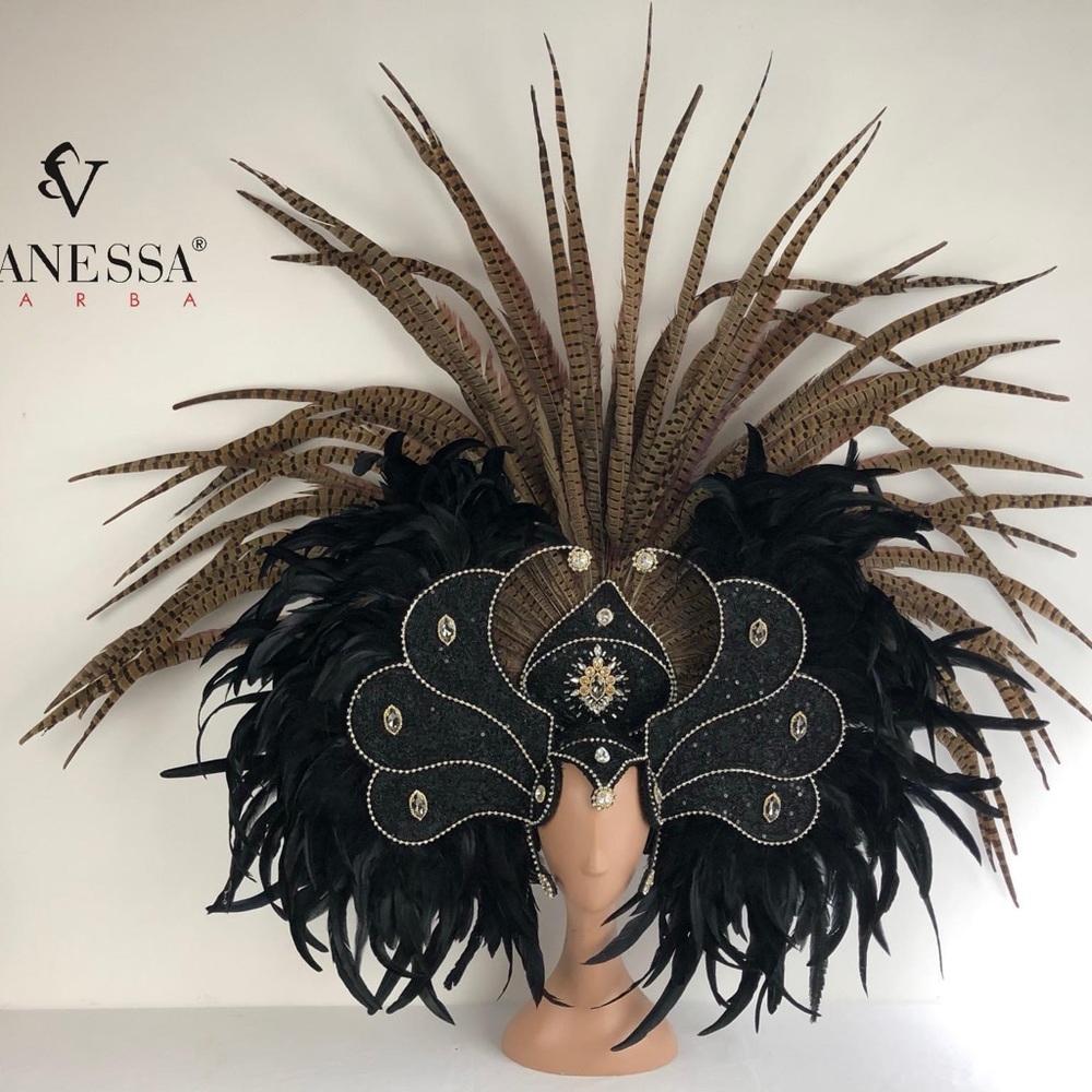 Very detail with real feathers, designed by Vanessa Barba a well known designer! - Picture 8 of 16